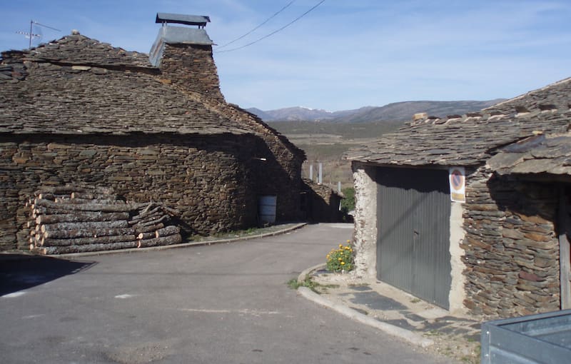 Escapadas: la arquitectura negra está presente en Majaelrayo. (Foto: Wikimedia).