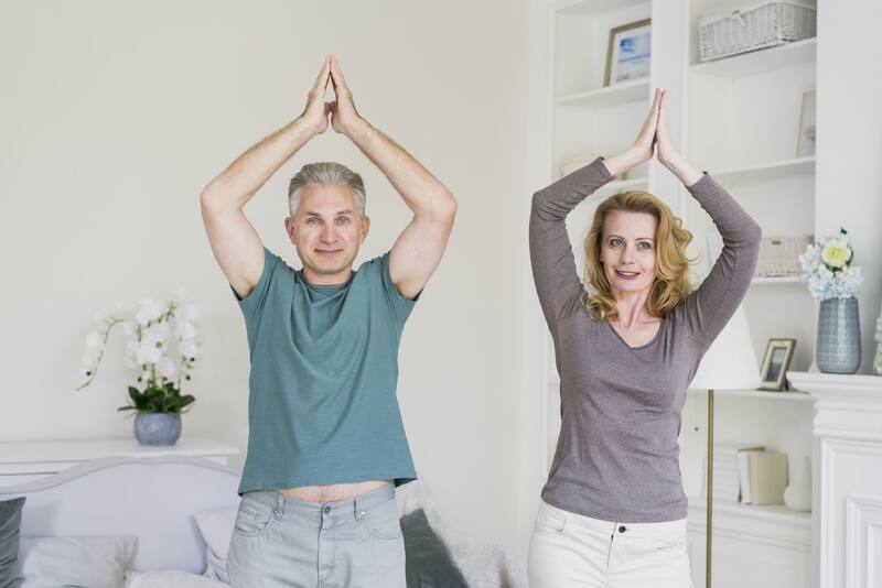 Incorporar posturas de yoga en la rutina diaria ayuda a fortalecer las articulaciones y a reducir el riesgo de lesiones. (Fuente: Freepik)