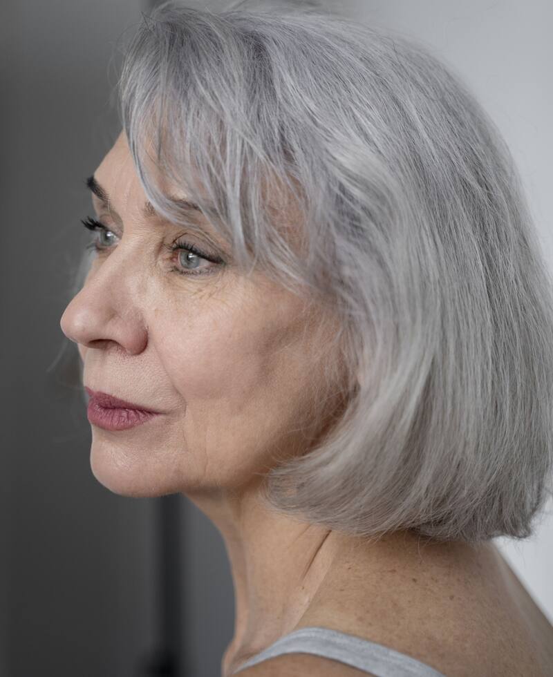 Los cortes de cabello para mujeres con canas son adaptables a diferentes texturas y tipos de cabello. Foto: Freepik.es