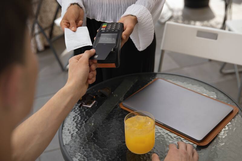 Los trabajadores con propinas tienen un salario base de USD 2,13 por hora si las propinas cubren la diferencia hasta USD 7,25. (Fuente: Freepik)