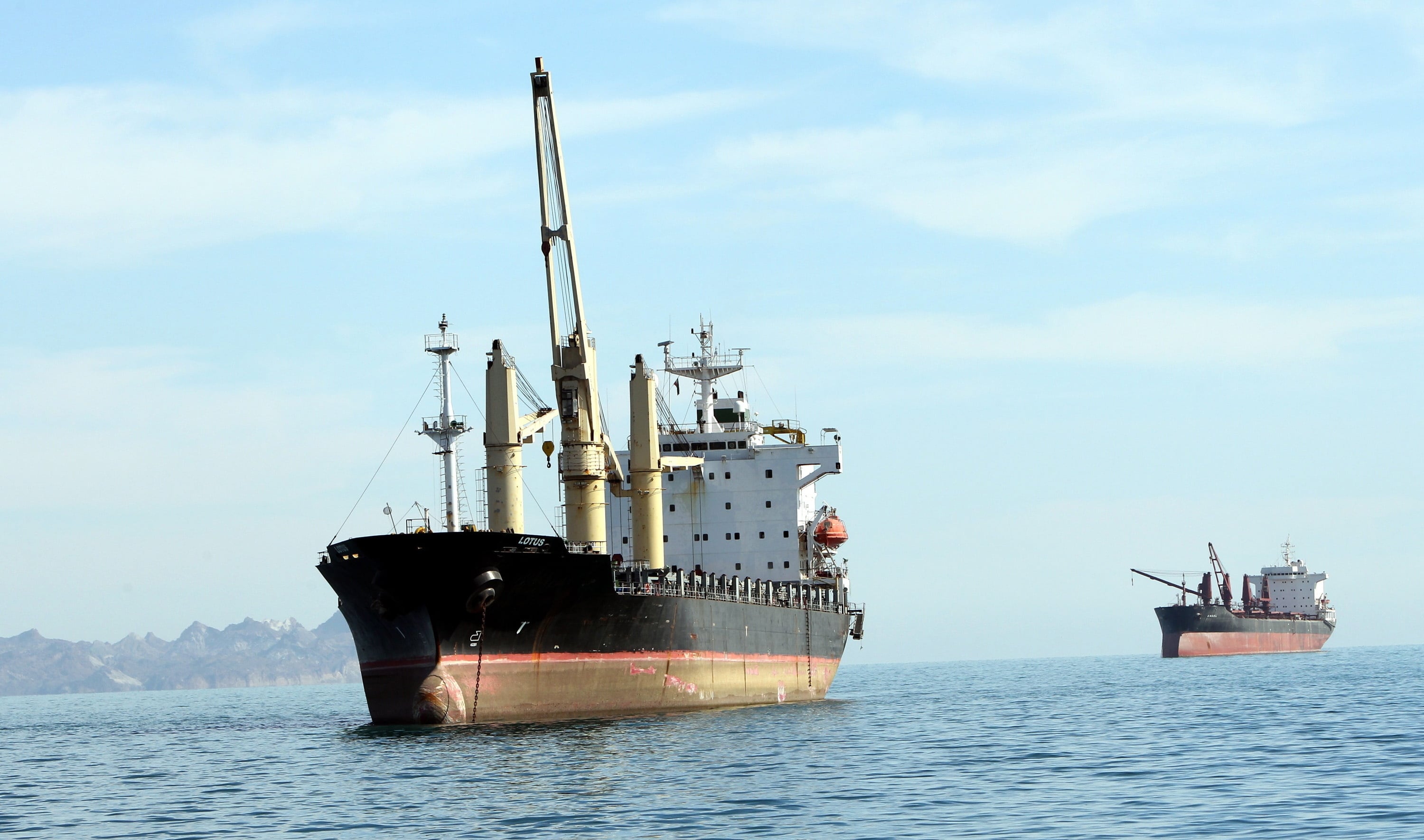Se desinfla el petróleo: baja de los u$s 80 ante señales de alivio en el estrecho de Ormuz