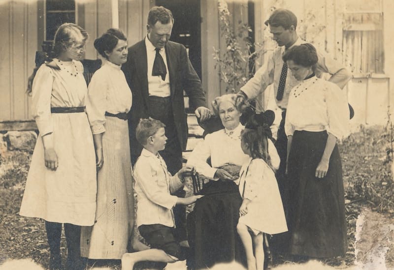 Alice y Samuel Fuller Sheffer (segundo y tercero de izquierda a derecha en la fila de arriba).