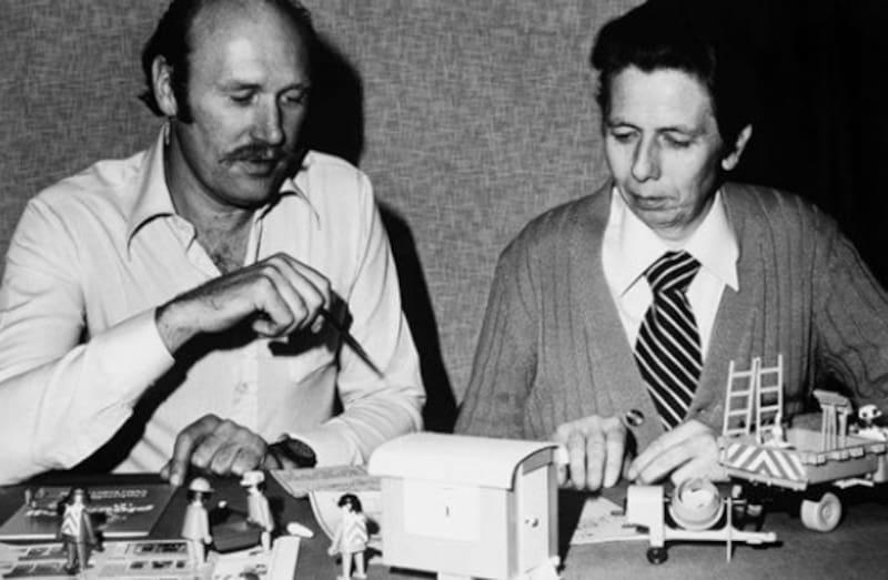 Horst Brandstätter y Hans Beck presentaron las primeras figuras Playmobil en 1974.