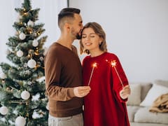 No es rosa: este es el verdadero color de ropa interior que debes usar en Navidad para atraer pareja en 2025