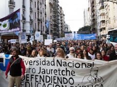 Masiva marcha de docentes y estudiantes en defensa de la educación pública universitaria