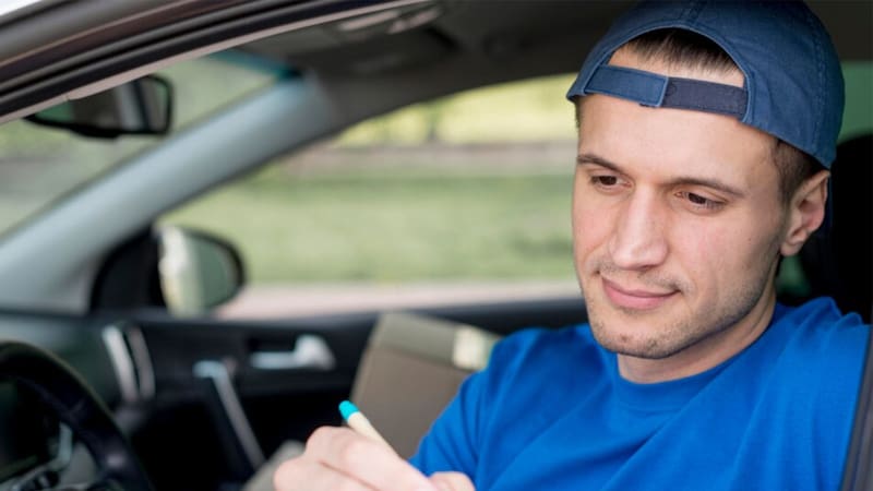 En Brasil, dar positivo en un test de alcoholemia implica una multa y la retención inmediata de la licencia de conducir. (Fuente: Freepik)