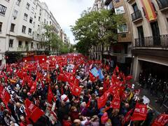 Una multitud de militantes socialistas cantan por Sánchez en la sede del PSOE: "Pedro, quédate"