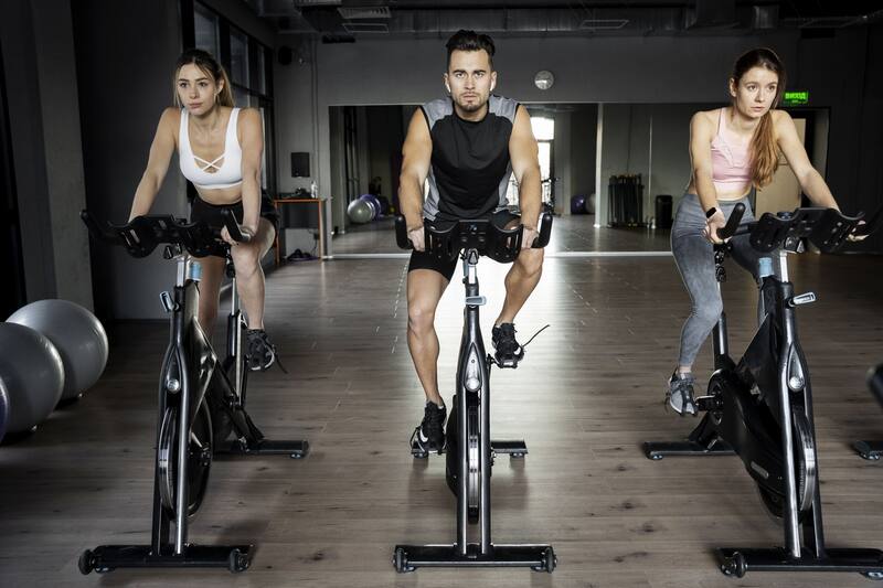Practicar regularmente en una bicicleta estática puede reducir el riesgo de enfermedades cardiovasculares. (Fuente: Freepik)