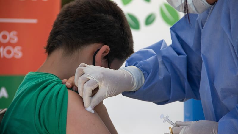 En Argentina se llevan aplicadas aplicaron 110,6 M de vacunas. No obstante, más de 12 millones de personas aún no se aplicaron la tercera dosis.