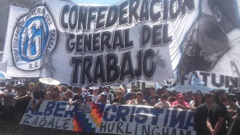 La bandera de la CGT, en primera línea