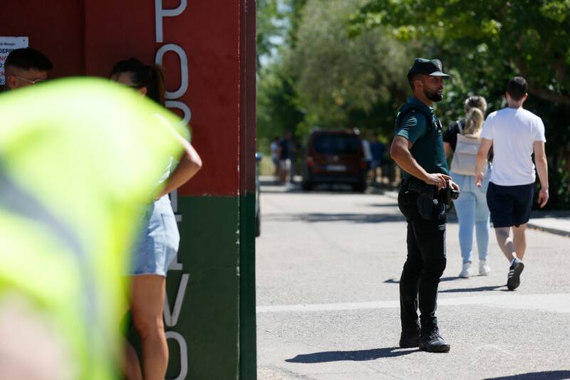 Unos agentes de la Guardia Civil en la entrada al campo de fútbol de Mocejón (Toledo). EFE/Ismael Herrero