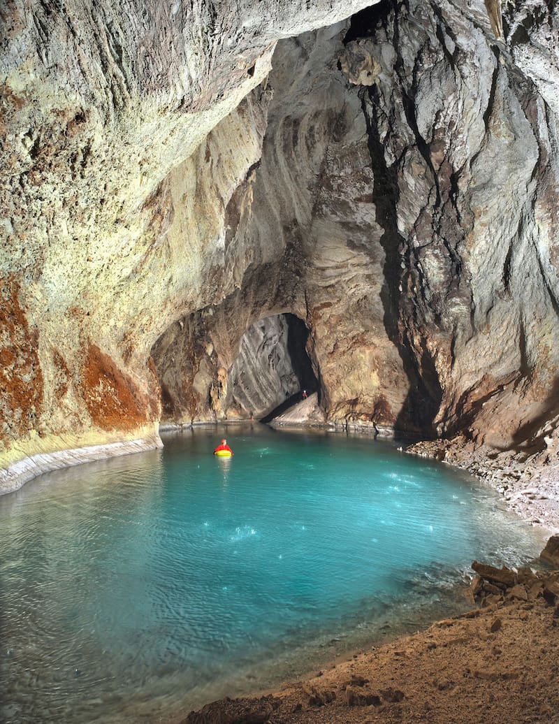 El Lago Neuron está situado a más de 100 metros de profundidad en una cueva de Albania. (Foto: Wikimedia)