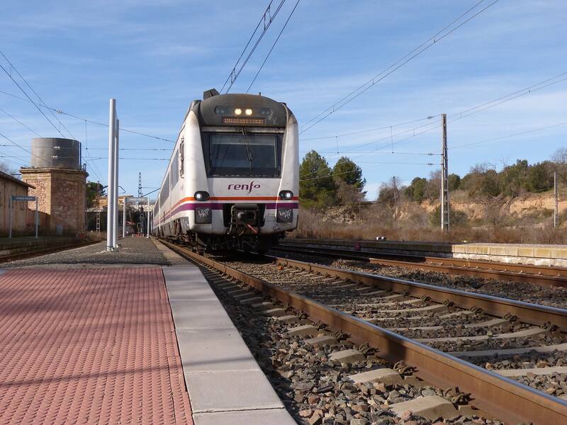 Renfe estimó que los nuevos trenes para la red de Rodalies de Cataluña y para otros servicios de Cercanías de otras partes de España, que tendrán capacidad para transportar a 900 personas por tren. Fuente: Pixabay