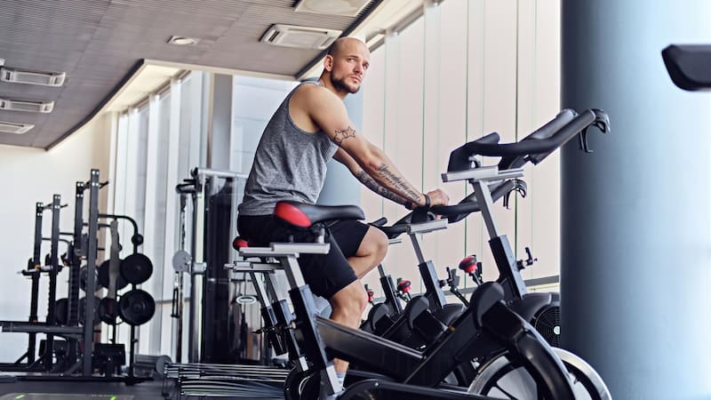 La bicicleta fija se presenta como una opción efectiva para mejorar tu bienestar