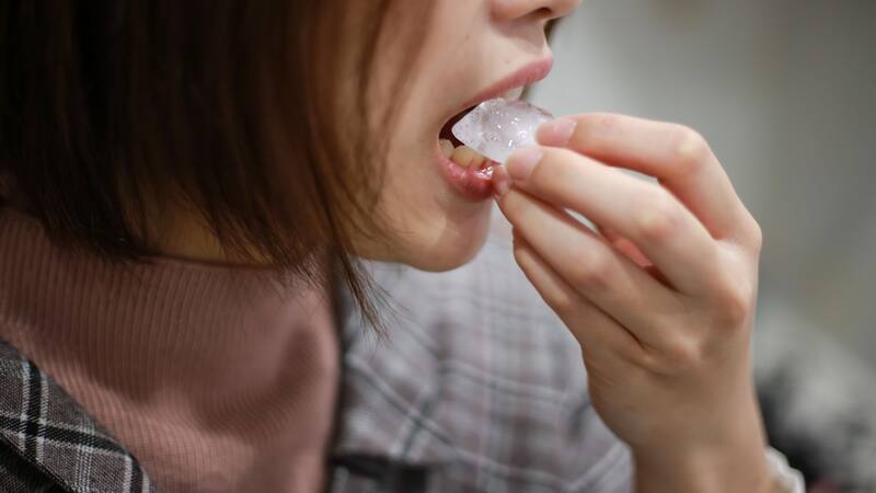 Consumir alimentos ricos en hierro y vitaminas B, ayuda a prevenir esta enfermedad.