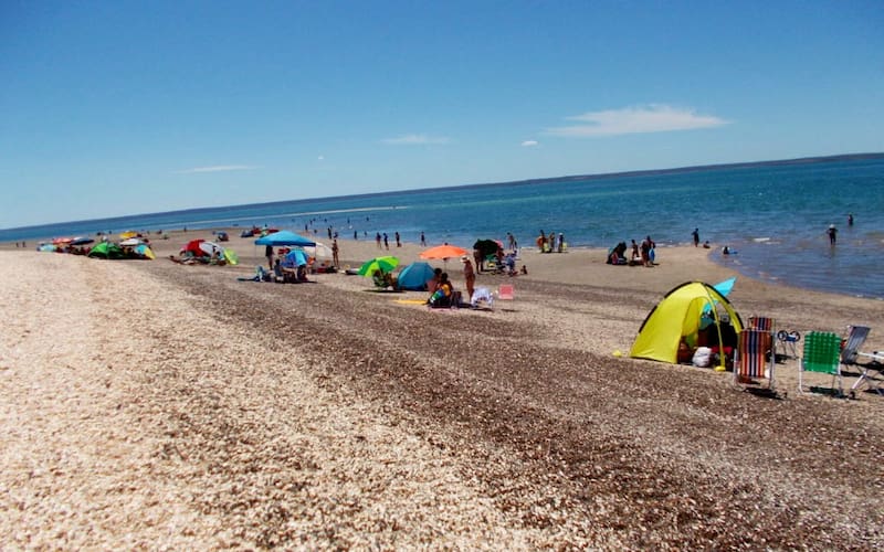 El lugar se caracteriza por tener aguas cristalinas y sus estanques de color verde esmeralda