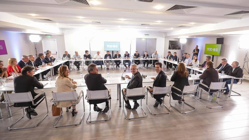 ¿Un nuevo candidato oficialista?: desde el exterior, un embajador intenta consolidarse como opción