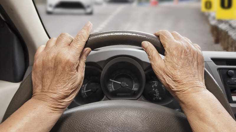 Las condiciones de la DGT para que los mayores de 65 años renueven el carnet se han endurecido.