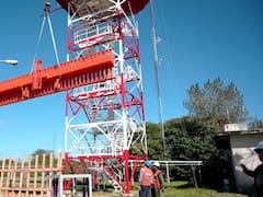 Trabajan en el montaje del nuevo radar secundario del aeropuerto de Ezeiza