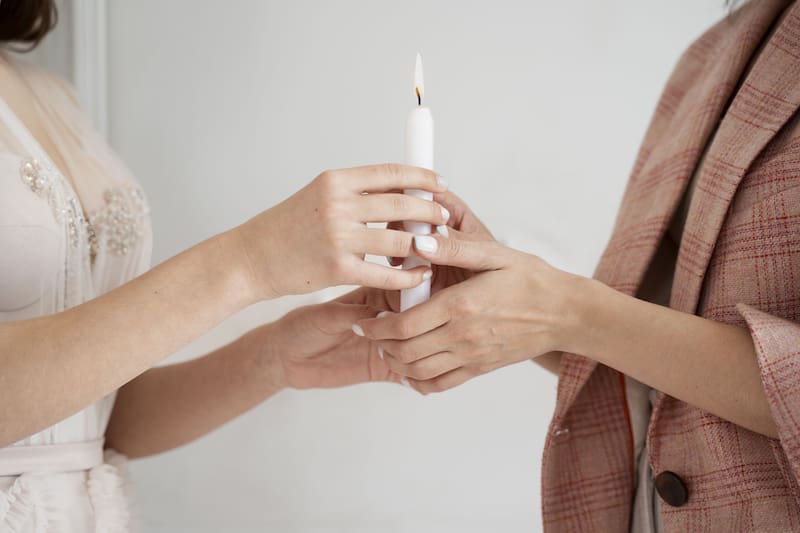 Las velas también pueden simbolizar deseos y metas, alineándose con la intención del ritual. Foto: Freepik.es