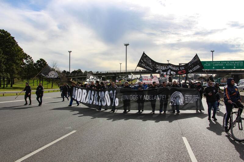 Operarios de Fate cortaron varias veces la Panamericana. La planta de San Fernando está trabajando al 40% de su capacidad desde que comenzó la puja.