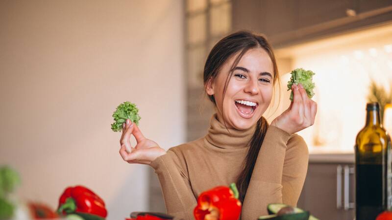 Descubrí qué alimentos pueden ayudarte a mantenerte activo y reducir la fatiga diaria.