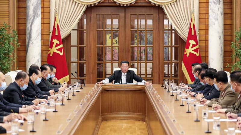 Kim Jong un presidió una reunión del politburó del Partido del Trabajo a mediados de mayo. Los demás funcionarios usaron barbijo ahora que lasa autoridades reportan el primer brote de COVID en el país. EUROPAPRESS