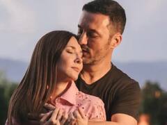 El efusivo beso entre Cristina Pérez y Luis Petri durante la ceremonia de los Martín Fierro 2023