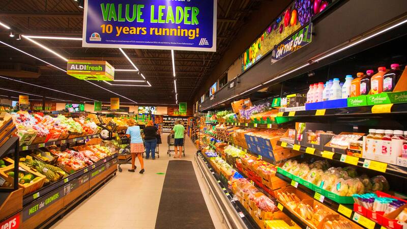 Aldi supera a Walmart y Costco en cantidad de ofertas y mejores precios. Fuente: Archivo.