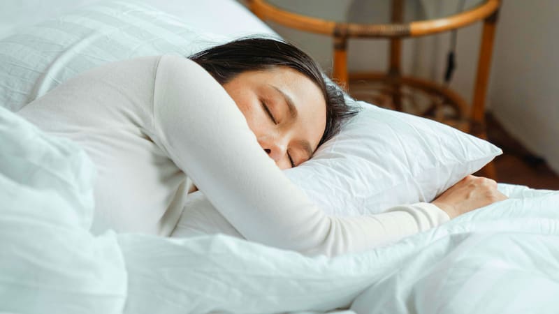 Los espasmos previos a dormirse se llaman mioclonías del sueño y es un síntoma normal.