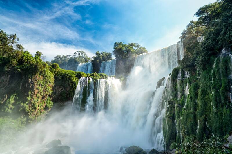 Para una escapada de 3 días y 3 noches a las Cataratas del Iguazú durante el fin de semana largo de octubre, Atrápalo ofrece paquetes desde $297.669. (Foto: Shutterstock)