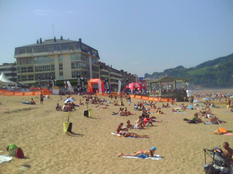 Zarauz cuenta con la playa más extensa del País Vasco (Fuente: Wikimedia Commons / Kabri)