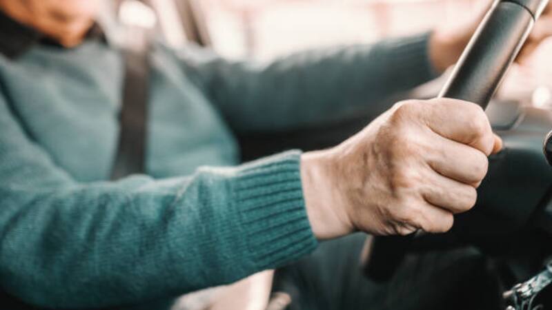 Adiós al carnet de conducir: esta es la edad a la que la DGT puede retirarte el permiso.