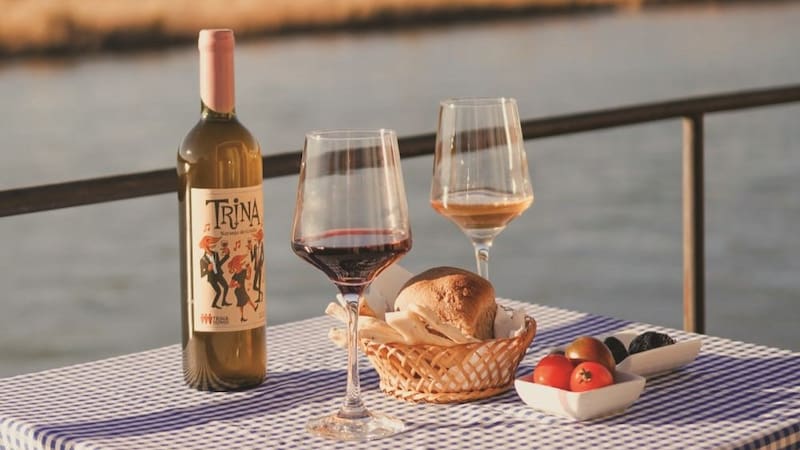 Se cosechan las uvas de manera temprana lo que permite alcanzar naturalmente una menor graduación alcohólica