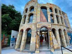 Se vende el Coliseo de Ituzaingó: cuánto piden por la obra de un excéntrico artista de zona Oeste