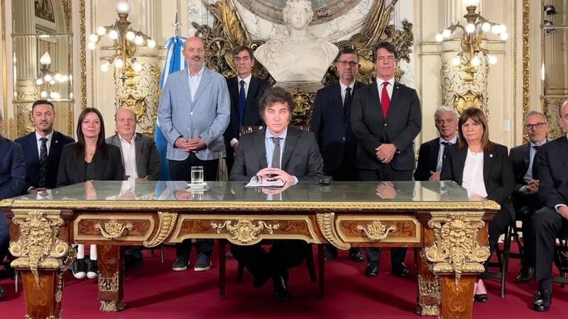 El presidente Javier Milei en su cadena nacional para anunciar el DNU 70/23, en diciembre del 2023