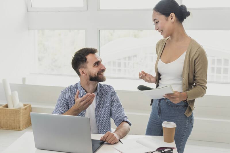 La capacidad de comunicación del Gallo le permite establecer redes de contacto efectivas que favorecen su desarrollo profesional. (Foto: Freepik)