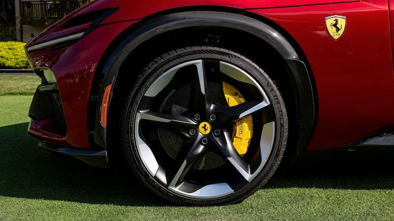 Ferrari desafía las leyes de la física: récord de velocidad sobre un portaaviones de la Armada italiana.