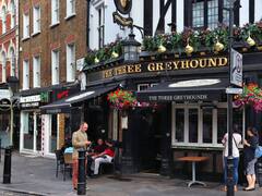 El fascinante mundo de los mejores pubs del Reino Unido donde celebran bodas y funerales