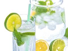 El truco para bajar de peso tomando agua con limón todos los días a la misma hora