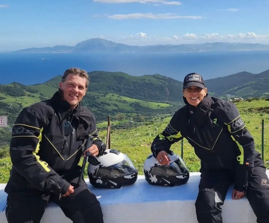 Tras 27 años por el mundo, con u$s 140.000 lanzan una empresa de turismo en moto por la Patagonia