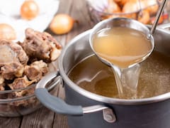 El caldo de las abuelas que lo sana todo: es antiinflamatorio, tiene colágeno y ayuda a los huesos