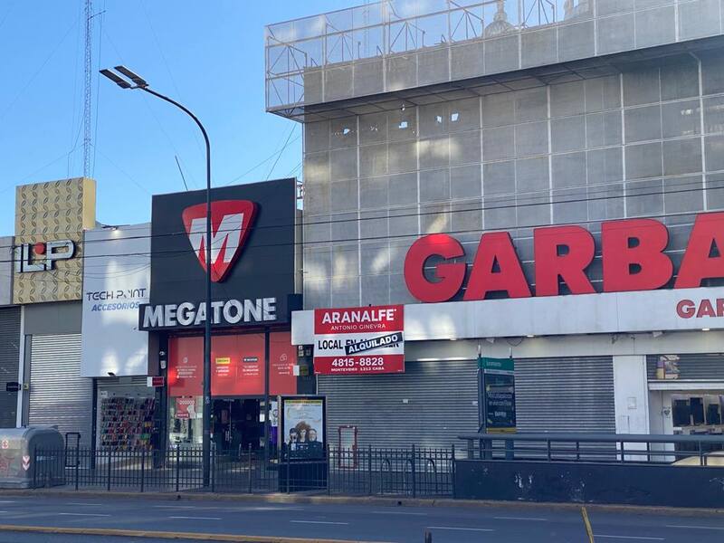 Marcas como Megatone avanzaron aprovechando el declive de Garbarino.