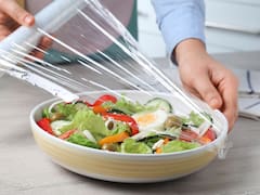 Murió el papel film: el nuevo invento para guardar comida sin usar plástico y ahorrar dinero