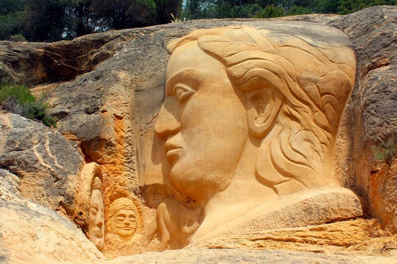 Una de las esculturas de la Ruta de las Dos Caras (Foto: rutadelascaras.com)