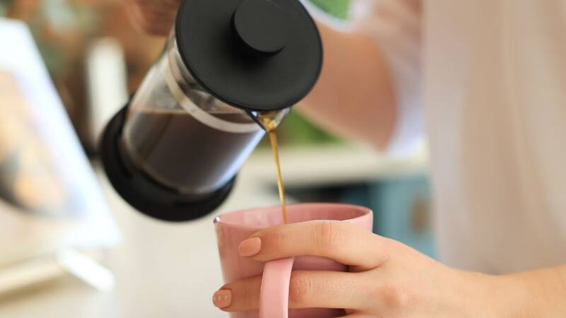 No bebas café al despertar | Esta es la hora exacta para ingerir cafeína y tener más energía.