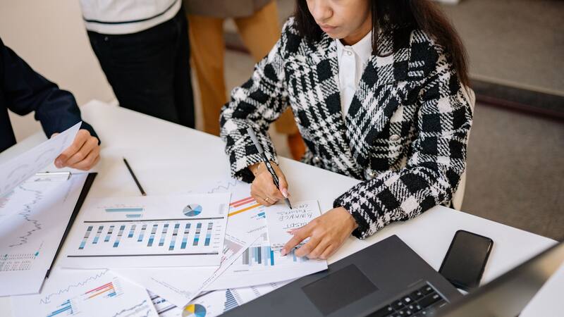 Gestiona tus finanzas: los 8 consejos que toda mujer debe saber sobre el dinero.