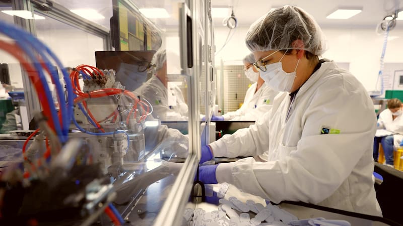 Ómicron -o B.1.529- tiene como principal característica su mayor transmisibilidad en comparación con el resto de las variantes.