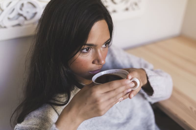 Tomar café con jengibre por la mañana puede mejorar la capacidad de atención y concentración a lo largo del día. (Foto: Freepik)