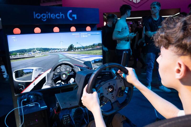 Los gamers pudieron probar el volante Logitech Pro Racing con Force Feedback Direct Drive.